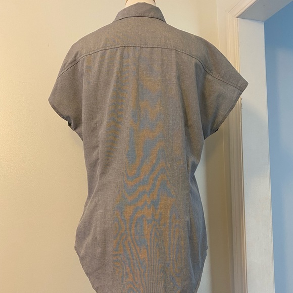 MEC light blue chambray button down shirt with pocket, medium - Picture 4 of 8